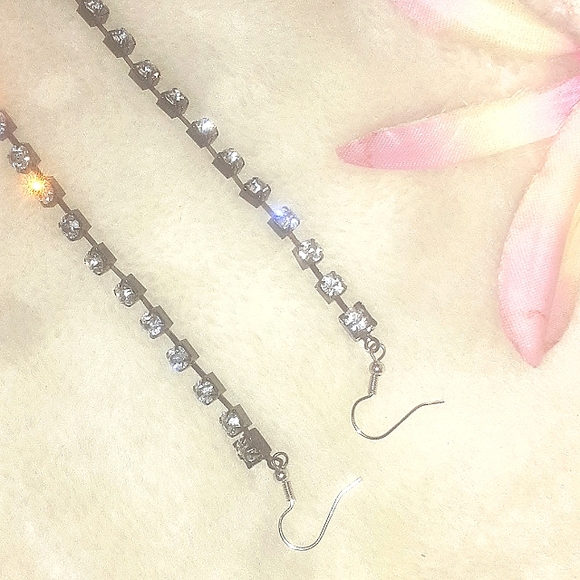 Long dangle earings - Picture 2 of 3